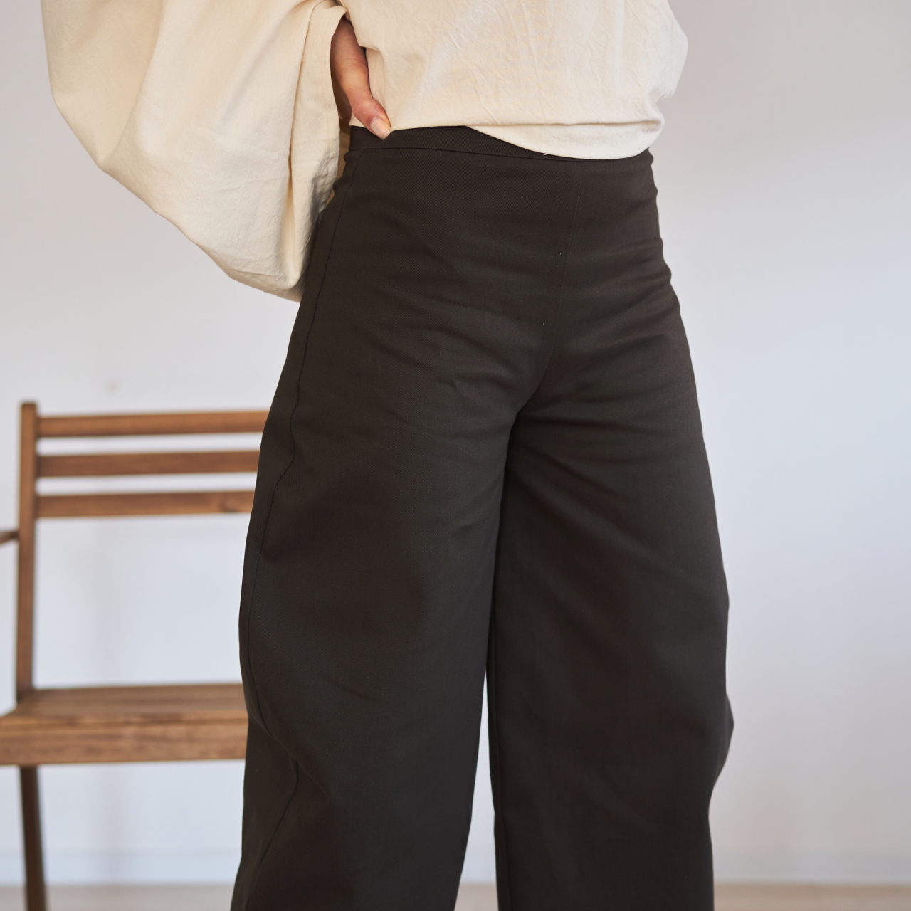 Pantaloni din bumbac gros cu croială amplă și talie înaltă – eleganță și confort într-o piesă statement [2]