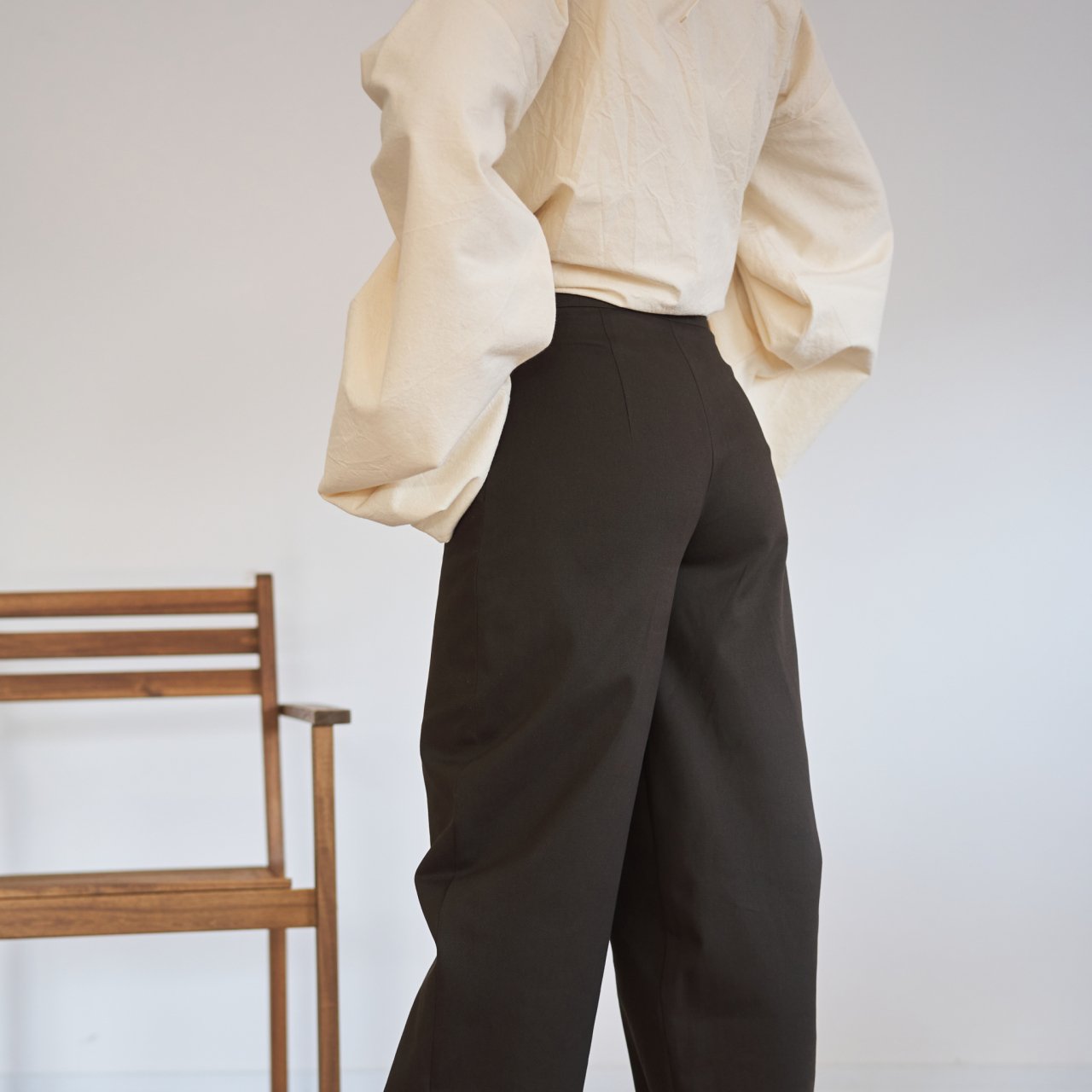 Pantaloni din bumbac gros cu croială amplă și talie înaltă – eleganță și confort într-o piesă statement [3]