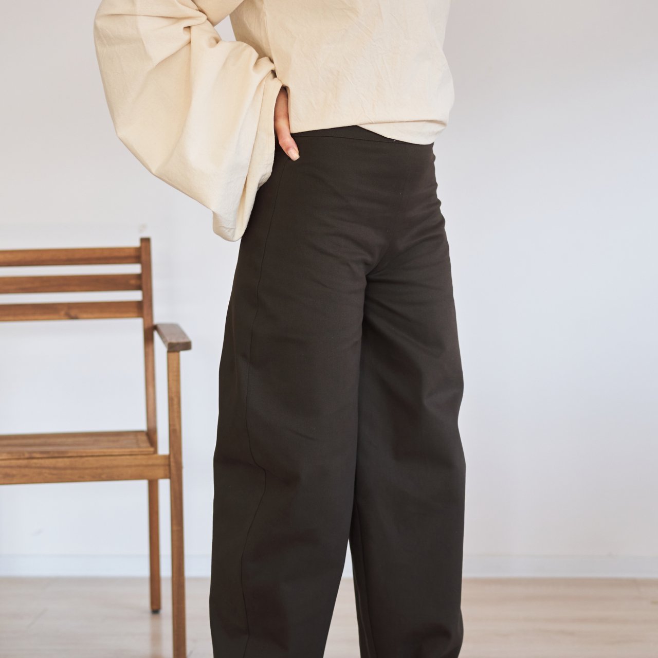 Pantaloni din bumbac gros cu croială amplă și talie înaltă – eleganță și confort într-o piesă statement [5]