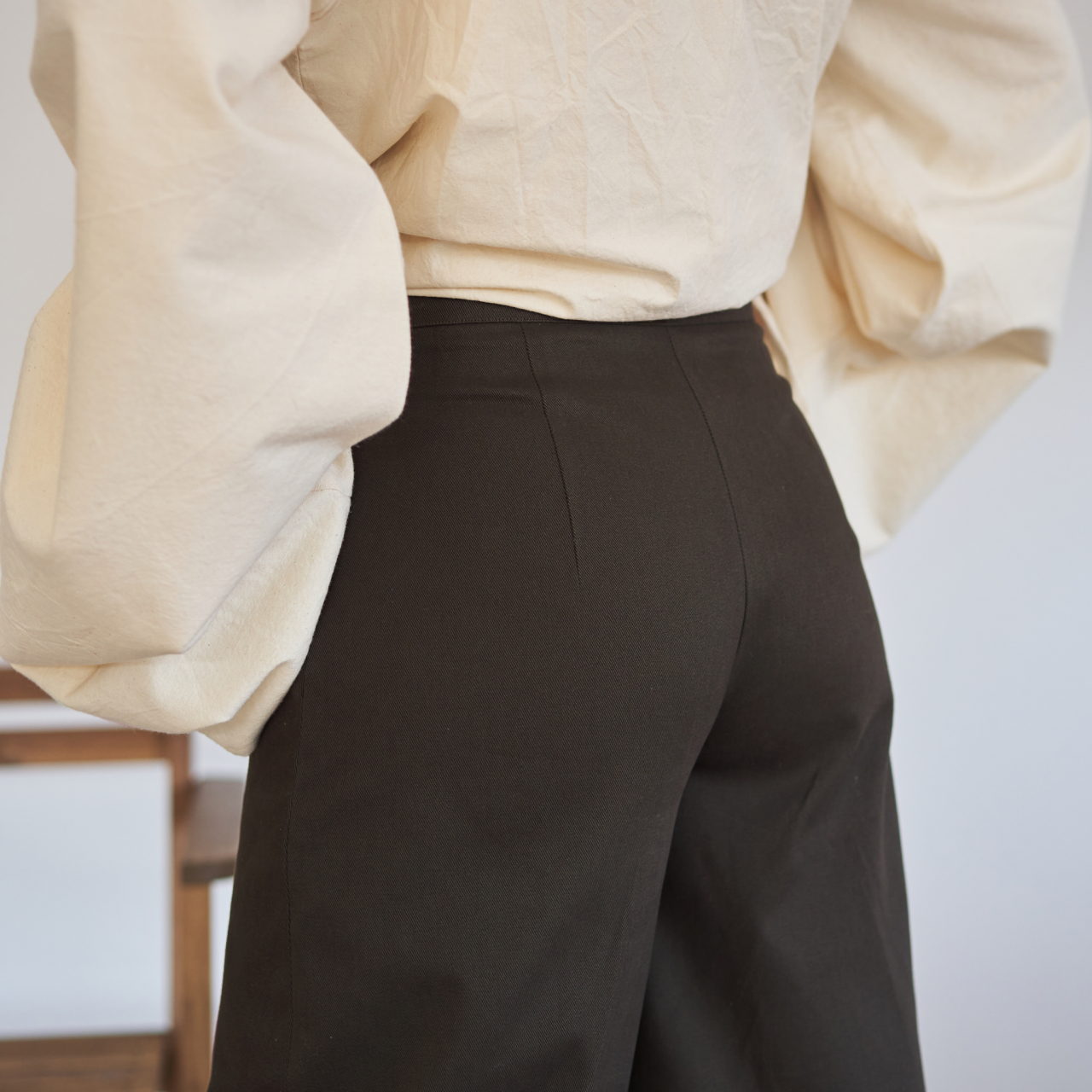 Pantaloni din bumbac gros cu croială amplă și talie înaltă – eleganță și confort într-o piesă statement [4]