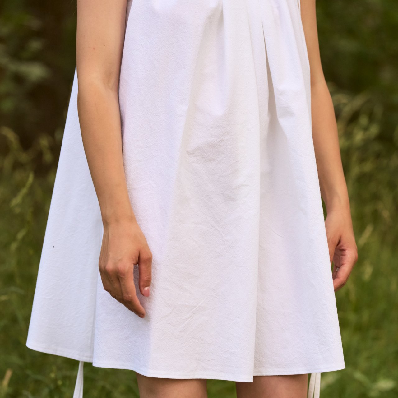 Rochie albă vaporoasă din bumbac, cu șnururi reglabile pentru un fit versatil și feminin [8]