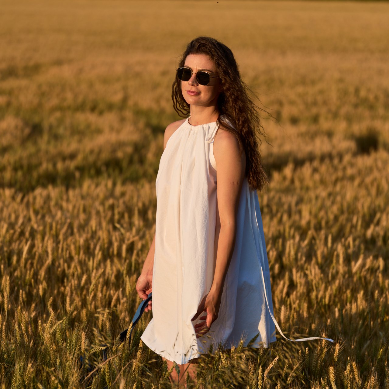 Rochie albă vaporoasă din bumbac, cu șnururi reglabile pentru un fit versatil și feminin [3]
