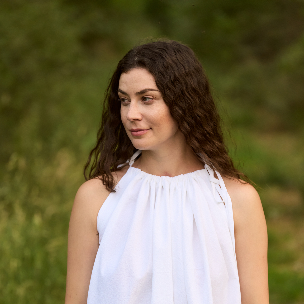 Rochie albă vaporoasă din bumbac, cu șnururi reglabile pentru un fit versatil și feminin [5]