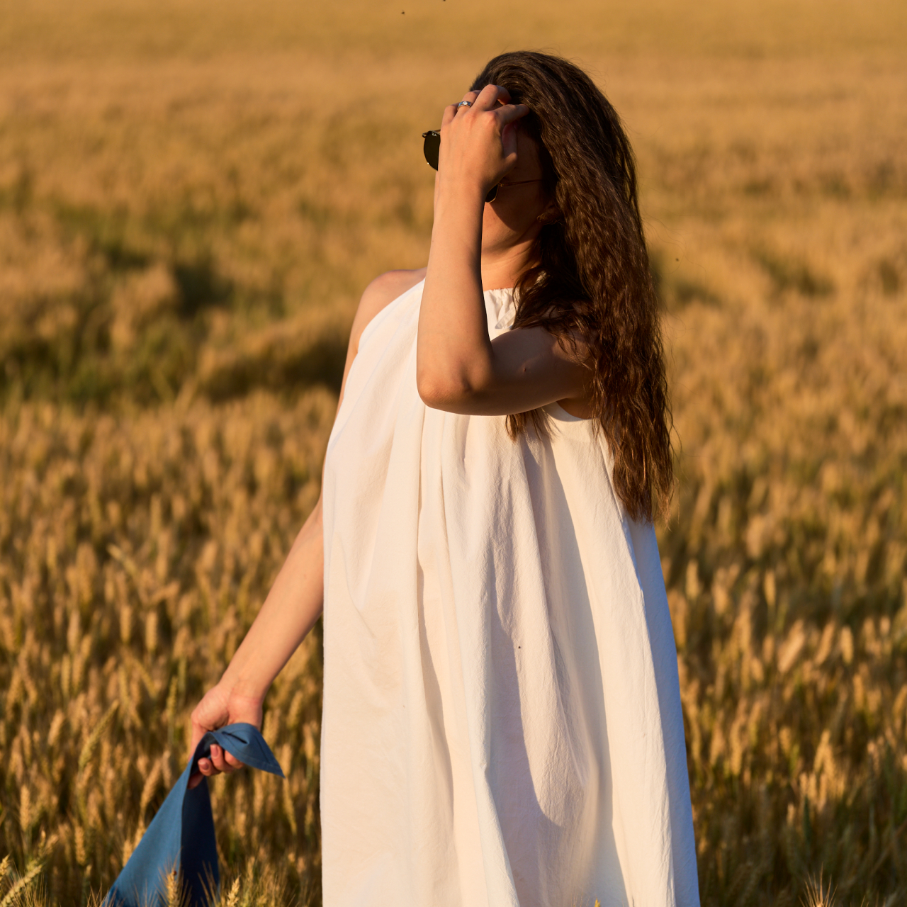 Rochie albă vaporoasă din bumbac, cu șnururi reglabile pentru un fit versatil și feminin [9]