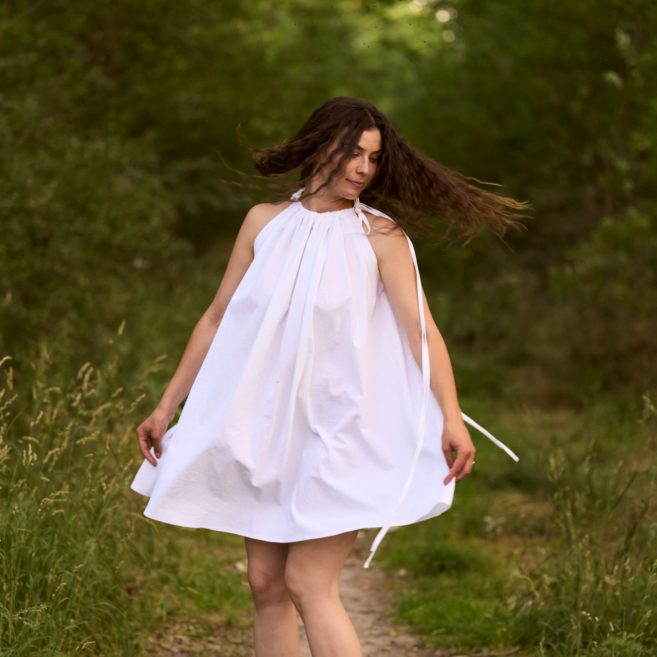 Rochie albă vaporoasă din bumbac, cu șnururi reglabile pentru un fit versatil și feminin [2]