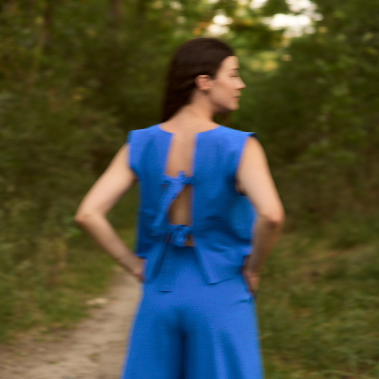 Set albastru din bumbac – top cu fundițe și pantaloni cu pliuri [3]