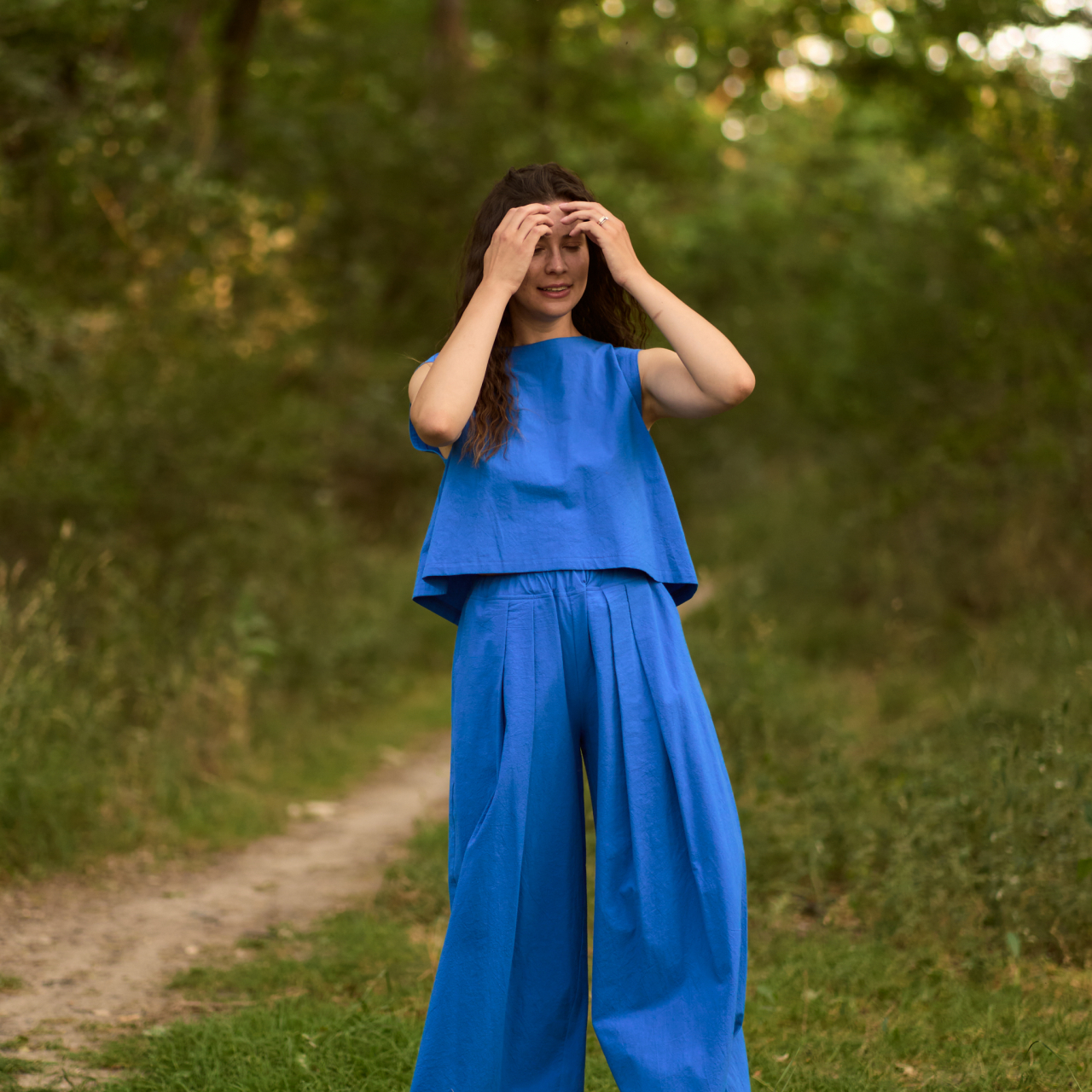 Set albastru din bumbac – top cu fundițe și pantaloni cu pliuri [2]
