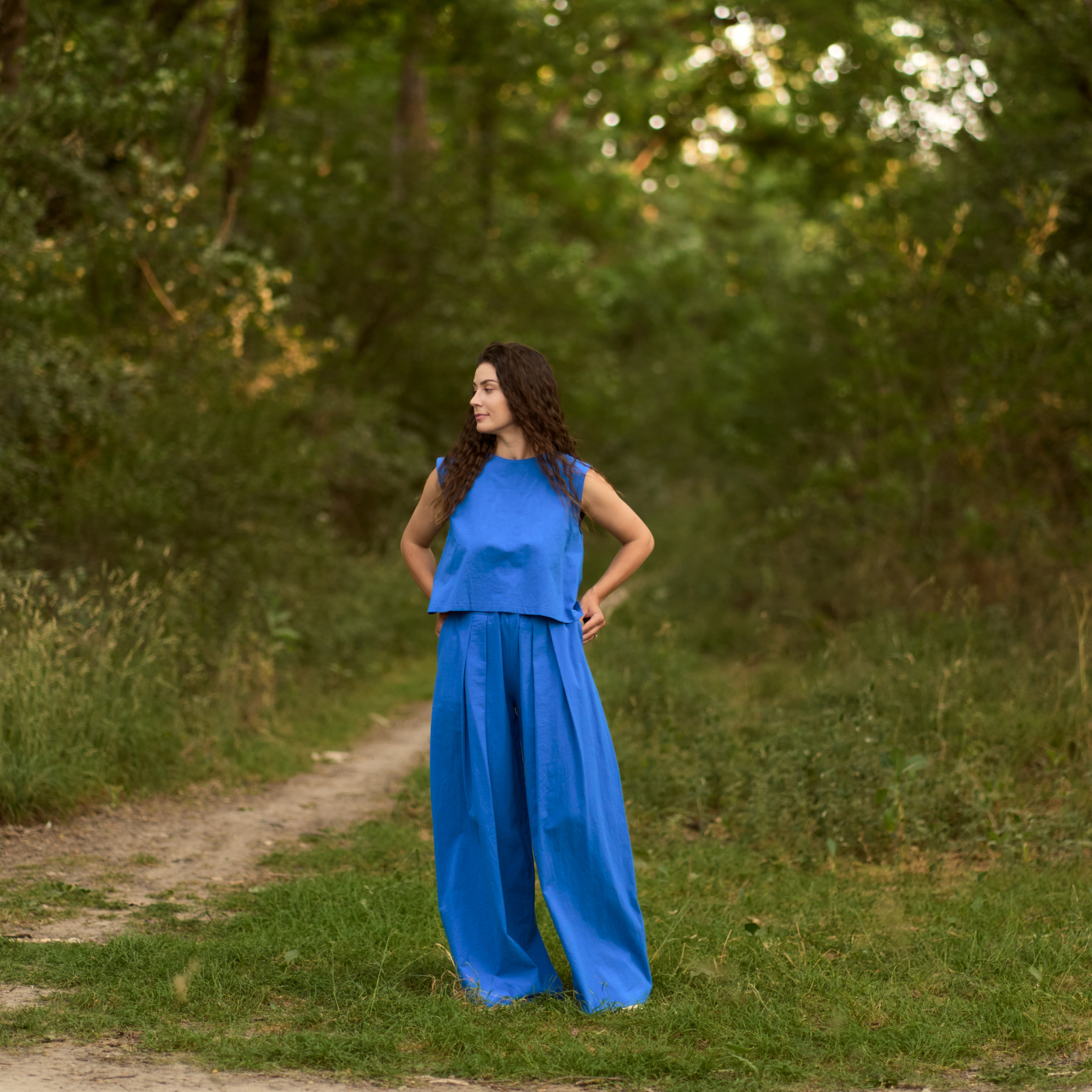 Set albastru din bumbac – top cu fundițe și pantaloni cu pliuri [8]