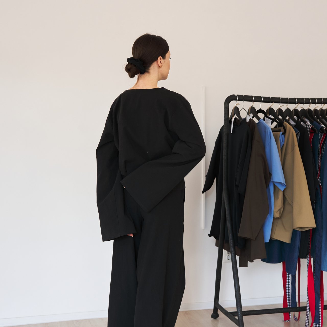 Set din bumbac – Pantaloni largi cu talie elastică și buzunare + Bluză cu șnur reglabil și mâneci alungite [2]