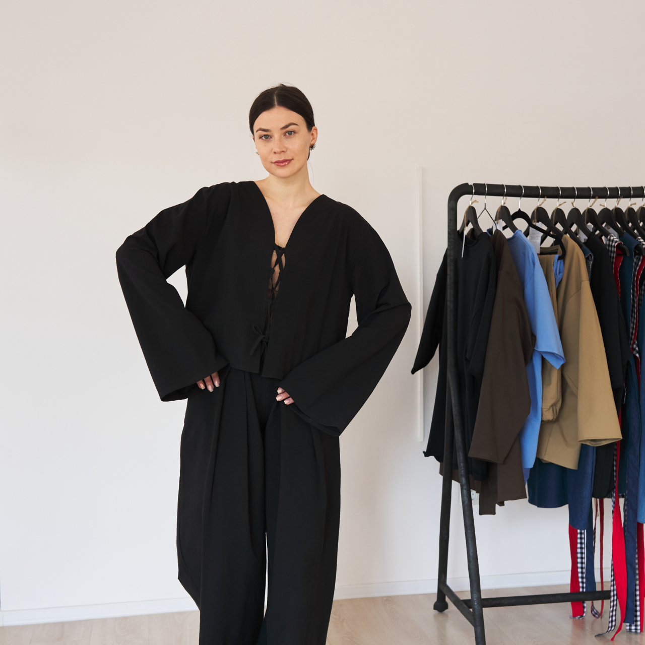 Set din bumbac – Pantaloni largi cu talie elastică și buzunare + Bluză cu șnur reglabil și mâneci alungite [4]