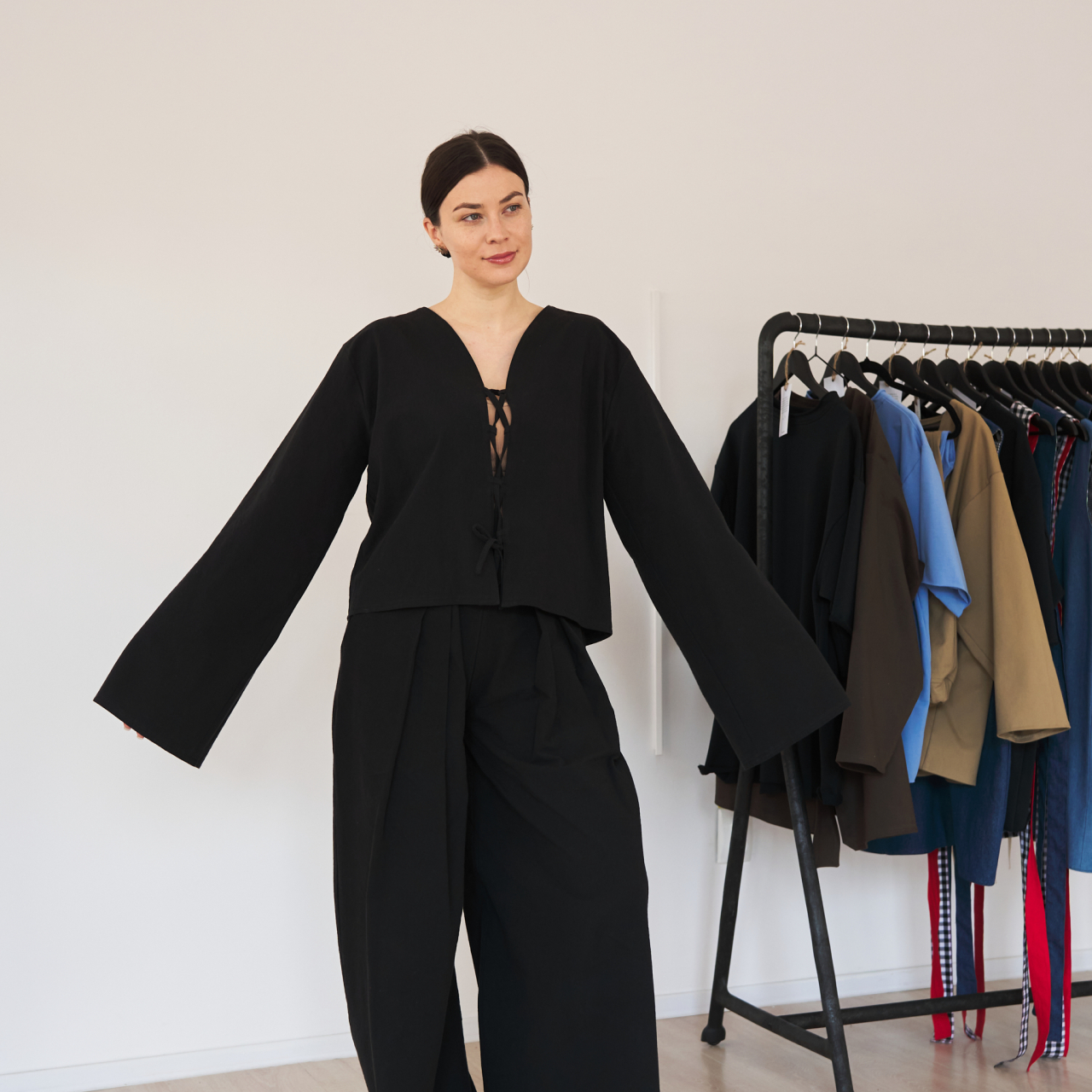 Set din bumbac – Pantaloni largi cu talie elastică și buzunare + Bluză cu șnur reglabil și mâneci alungite [6]