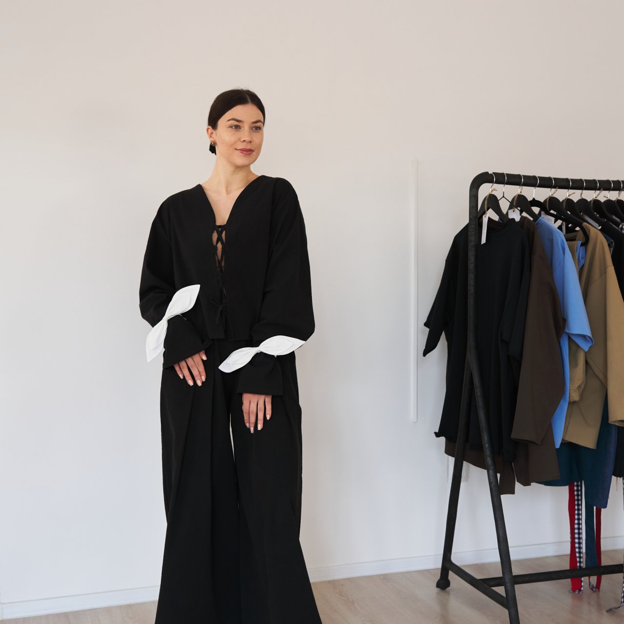 Set din bumbac – Pantaloni largi cu talie elastică și buzunare + Bluză cu șnur reglabil și mâneci alungite [8]