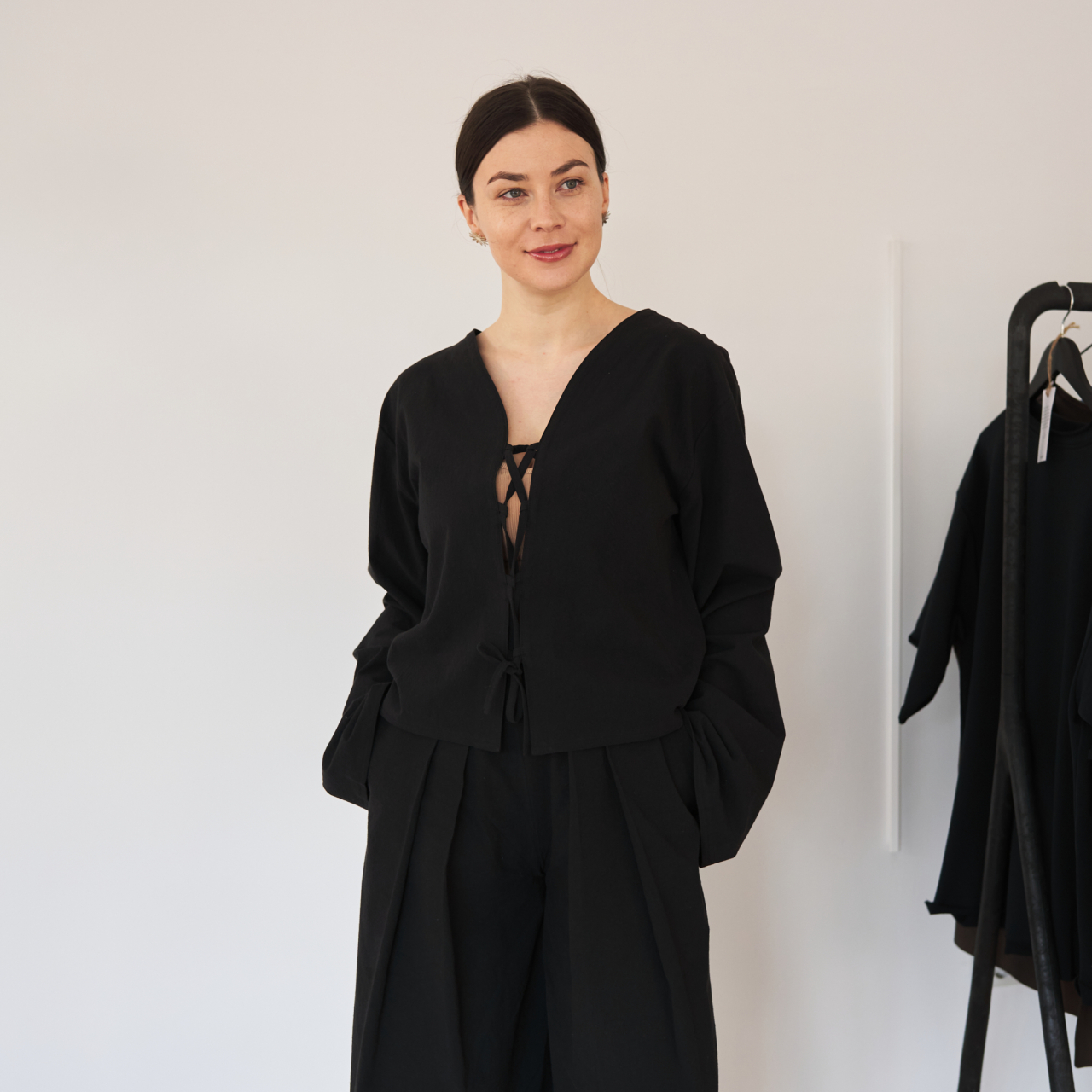 Set din bumbac – Pantaloni largi cu talie elastică și buzunare + Bluză cu șnur reglabil și mâneci alungite [7]