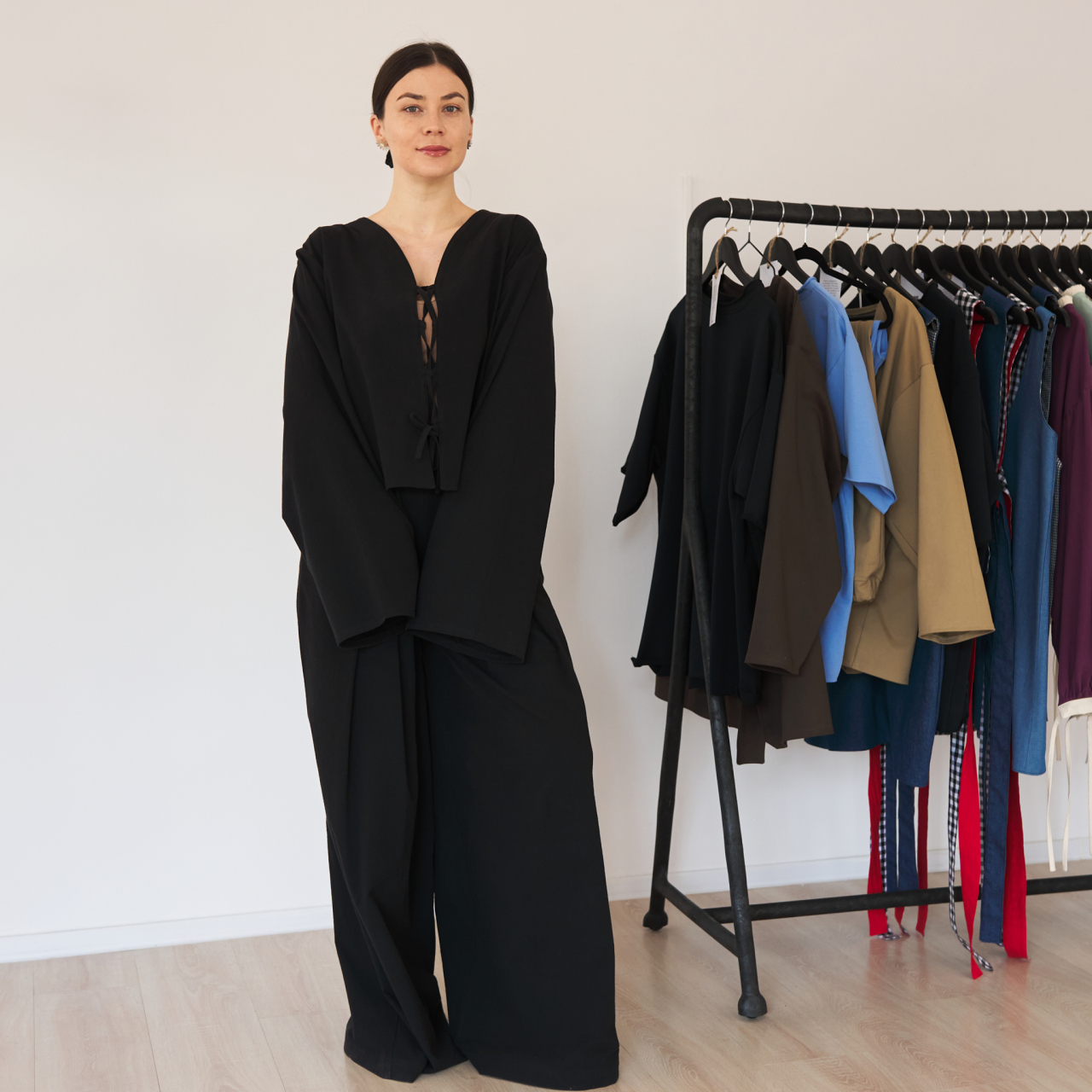 Set din bumbac – Pantaloni largi cu talie elastică și buzunare + Bluză cu șnur reglabil și mâneci alungite [3]