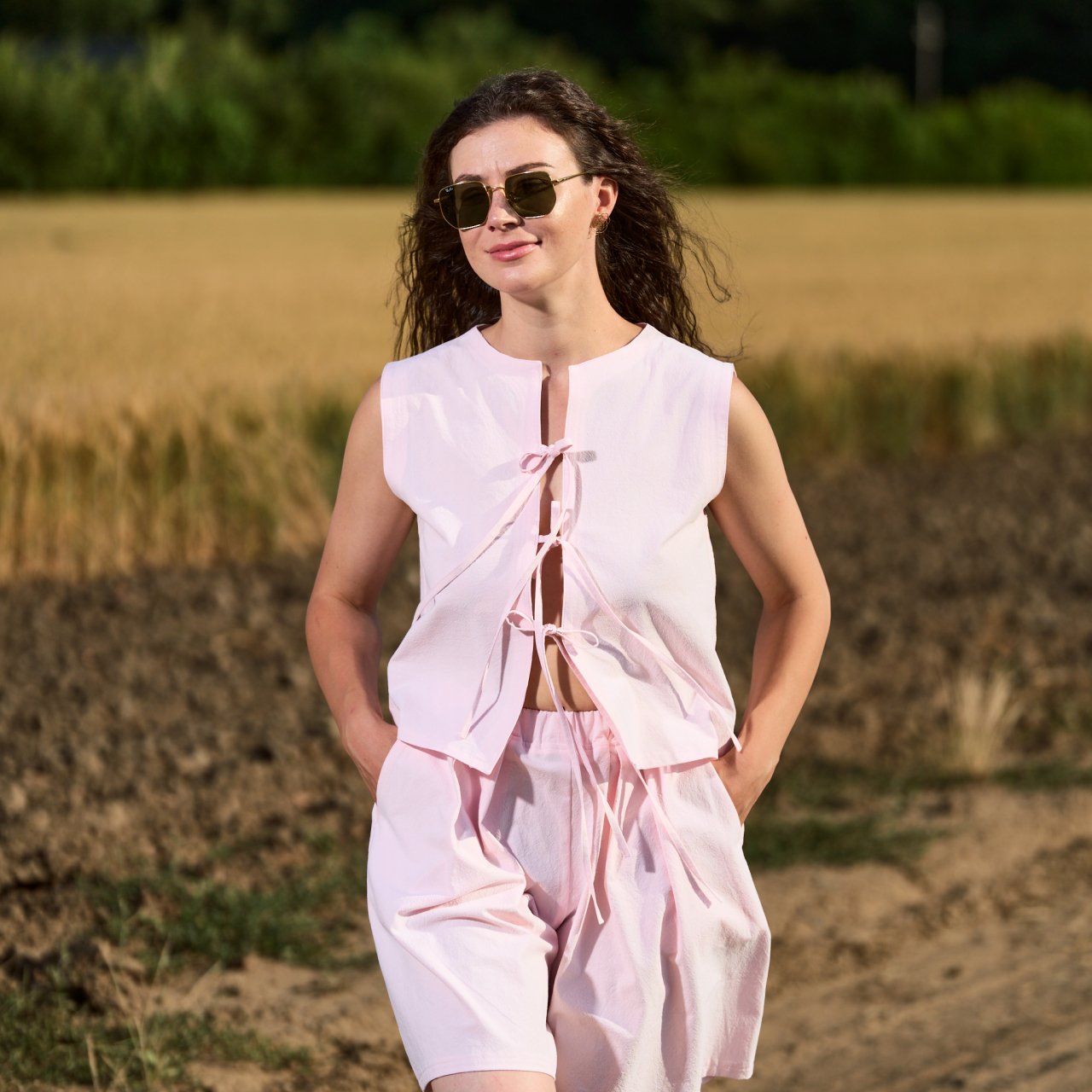 Set dama din bumbac roz pal cu top cu funde functionale in fata si pantaloni scurti cu buzunare si elastic [2]