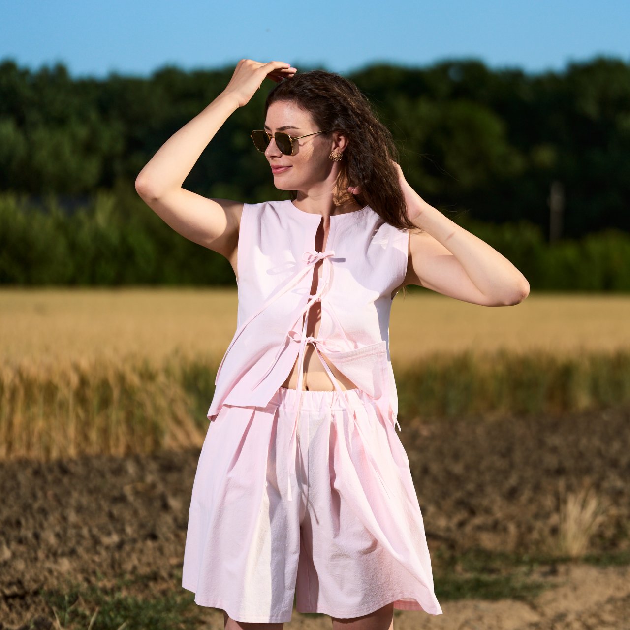 Set dama din bumbac roz pal cu top cu funde functionale in fata si pantaloni scurti cu buzunare si elastic [4]