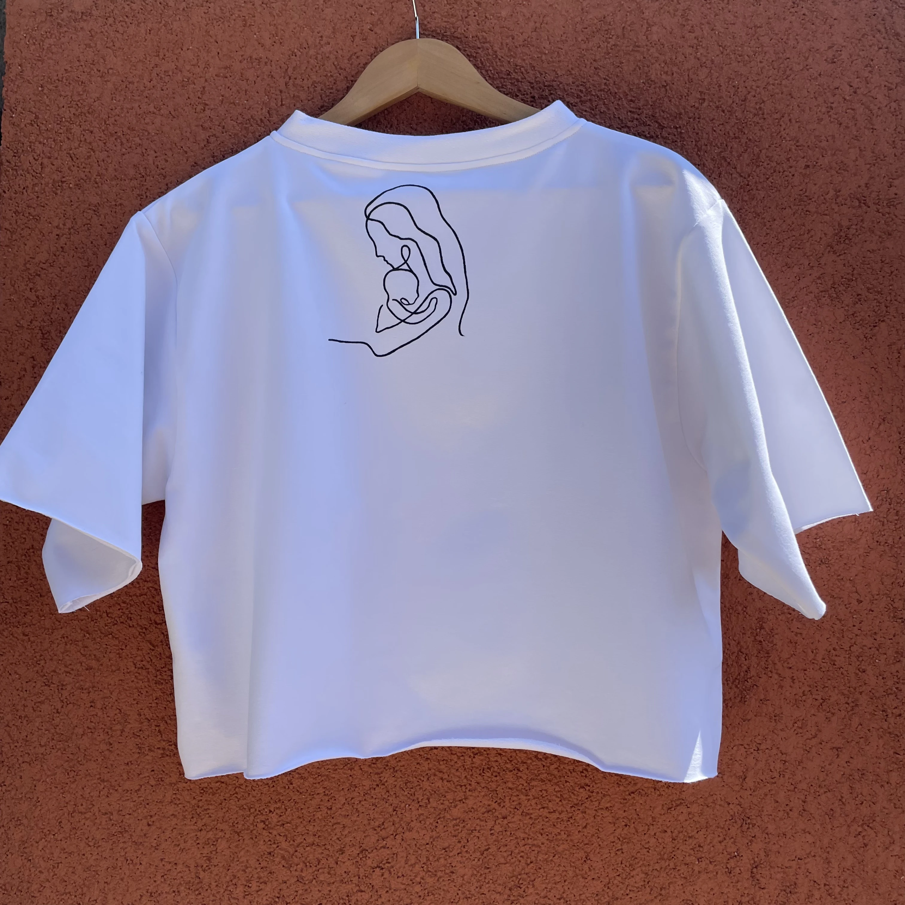 Tricou alb pictat manual imbratisare [4]