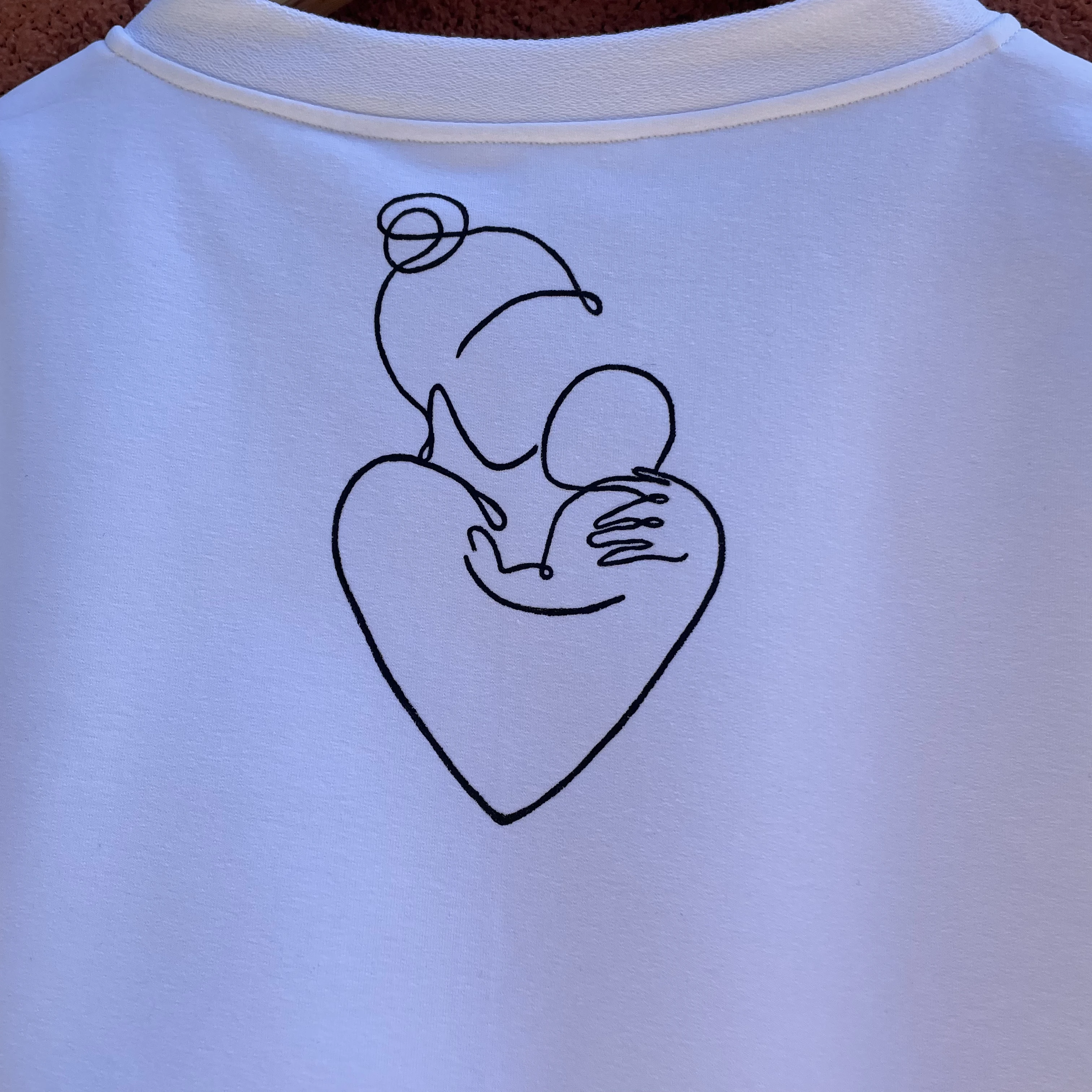 Tricou alb pictat manual inima imbratisata [7]