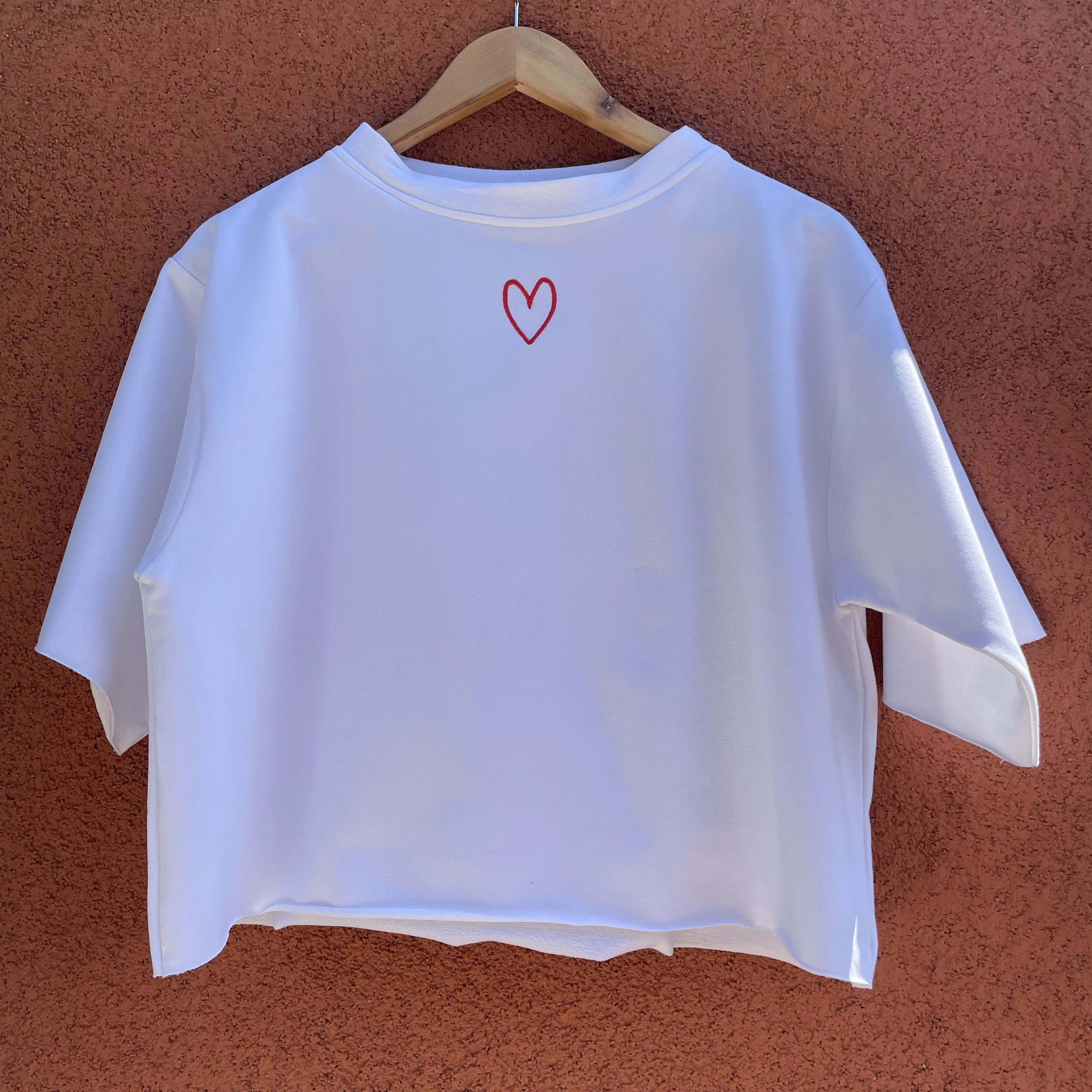 Tricou alb pictat manual imbratisare [6]