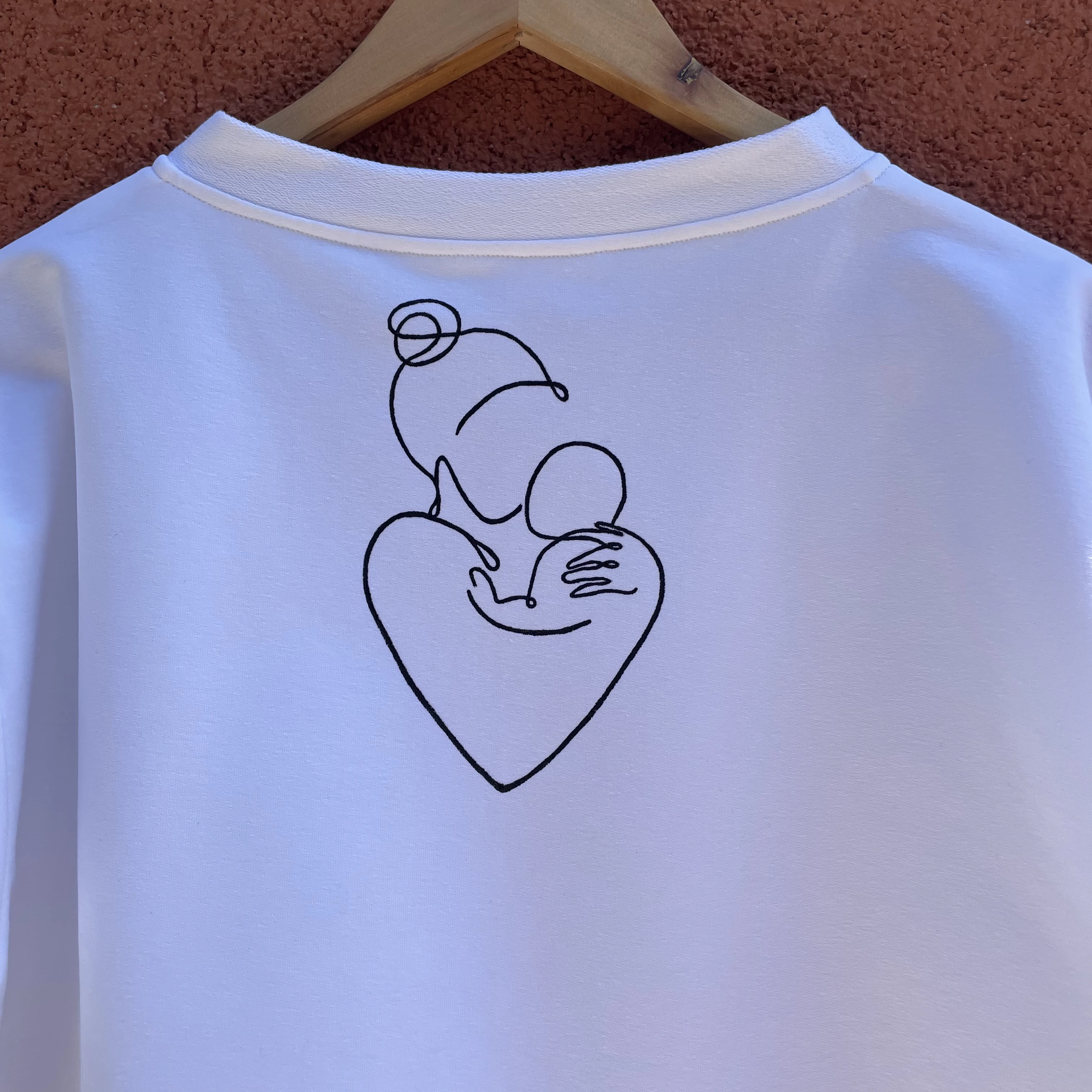 Tricou alb pictat manual inima imbratisata [2]