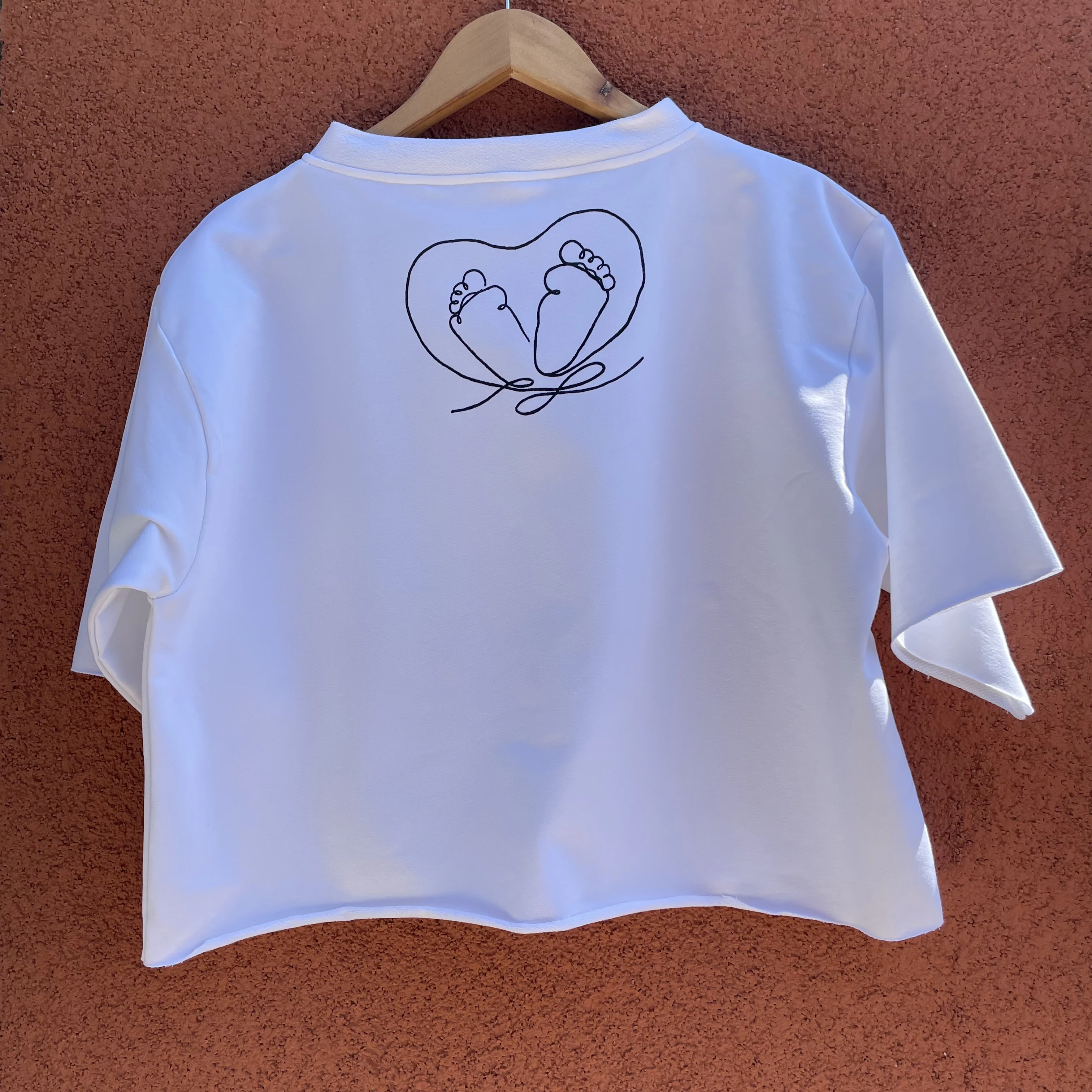 Tricou alb pictat manual picioruse [5]