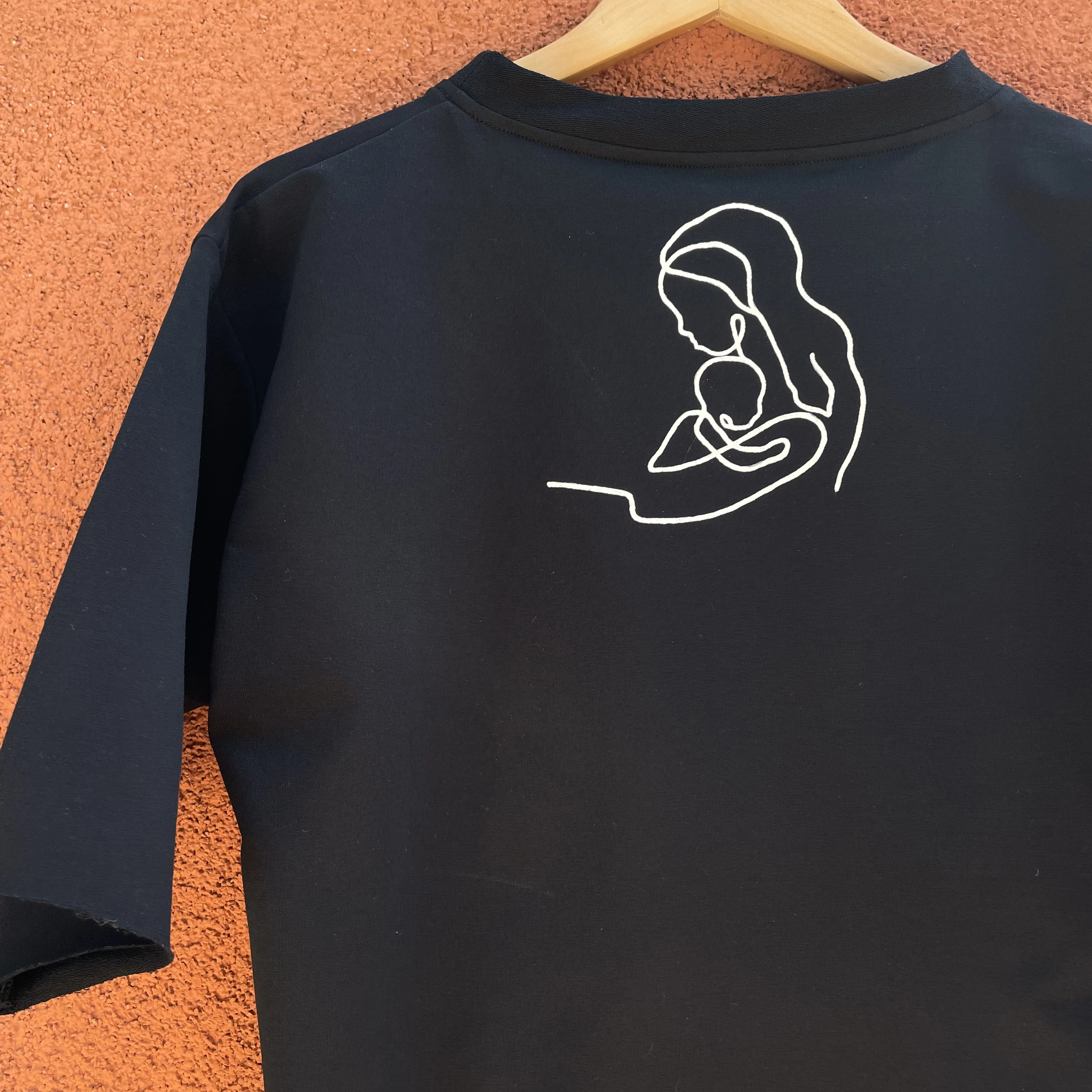 Tricou negru pictat manual imbratisare [2]