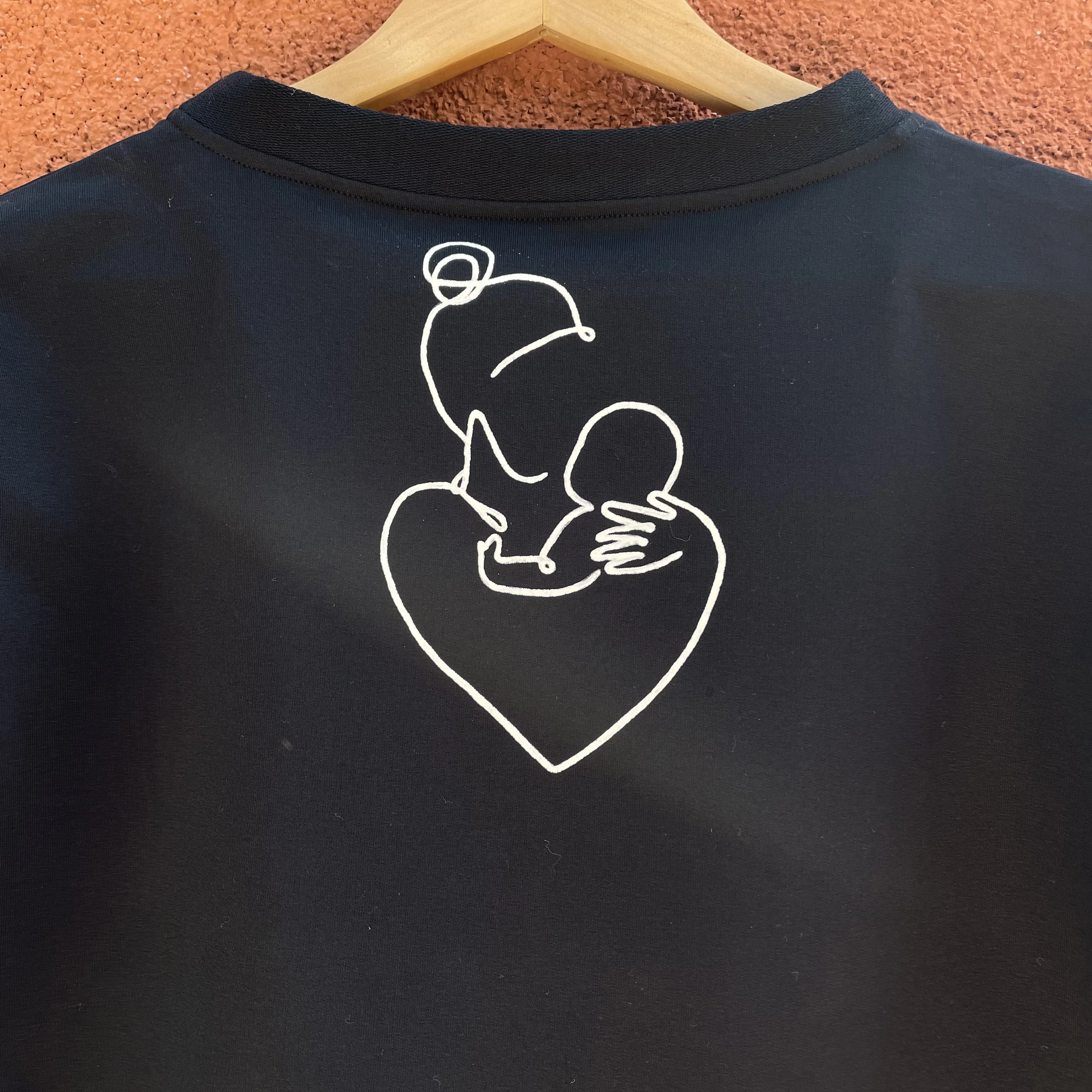 Tricou negru pictat manual inima imbratisata [3]