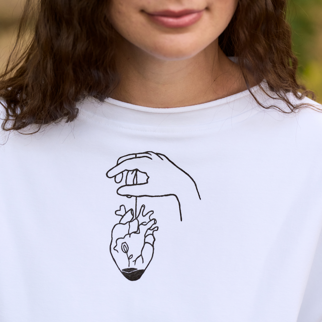 tricou pictat manual oversize inima mana fata [3]
