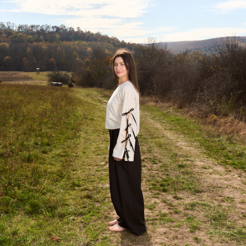 Bluza din bumbac natur cu fundite laterale pe maneci [3]