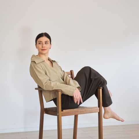 Bluza bej din bumbac natural – design minimalist cu buzunare [1]