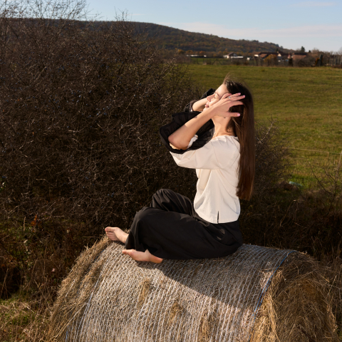 Bluza din bumbac natural natur cu maneci si tiv incretite negre [5]