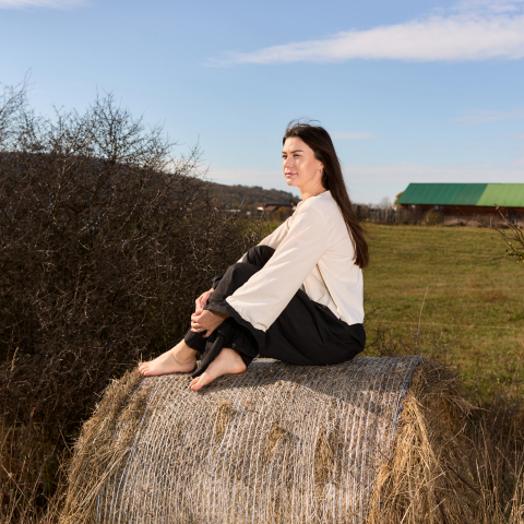 Bluza din bumbac natural natur cu maneci si tiv incretite negre [4]