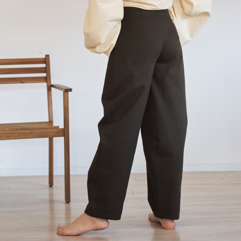 Pantaloni atemporali - Pantaloni din bumbac gros cu croială amplă și talie înaltă – eleganță și confort într-o piesă statement