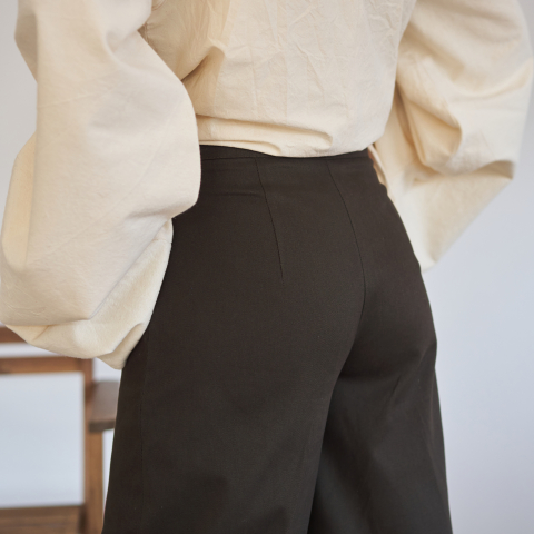 Pantaloni din bumbac gros cu croială amplă și talie înaltă – eleganță și confort într-o piesă statement [3]