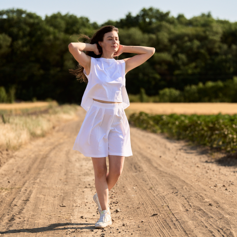 Pantaloni scurti - Pantaloni scurti albi cu pense si fermoar ascuns – croiala eleganta si lejera