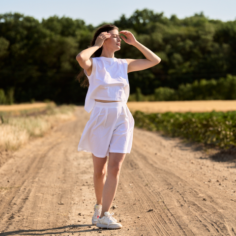 Pantaloni scurti albi cu pense si fermoar ascuns – croiala eleganta si lejera [7]