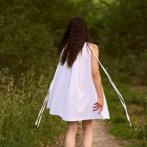 Rochie albă vaporoasă din bumbac, cu șnururi reglabile pentru un fit versatil și feminin [5]