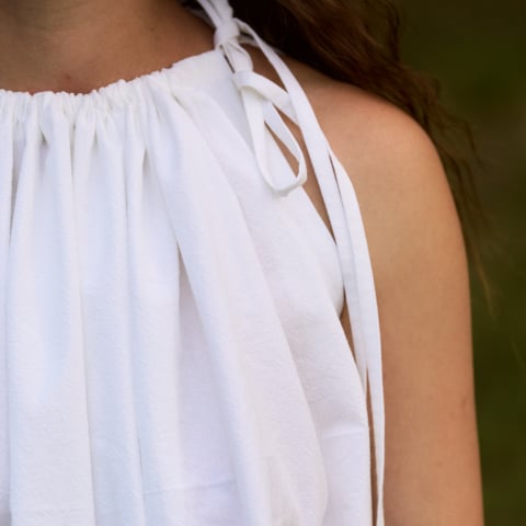 Rochie albă vaporoasă din bumbac, cu șnururi reglabile pentru un fit versatil și feminin [3]