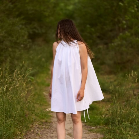 Rochie albă vaporoasă din bumbac, cu șnururi reglabile pentru un fit versatil și feminin [6]