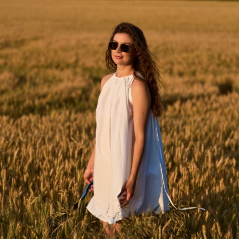 Rochie albă vaporoasă din bumbac, cu șnururi reglabile pentru un fit versatil și feminin [2]