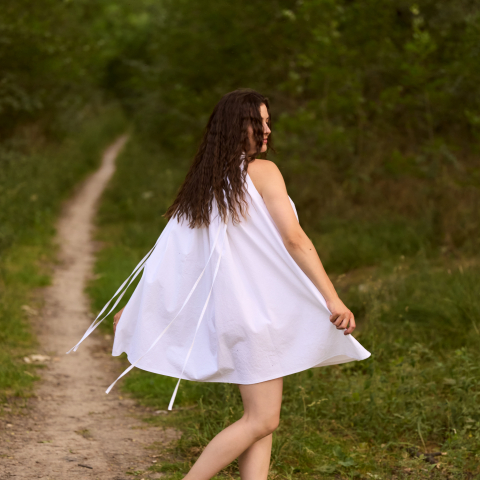 Outfit complet - Rochie albă vaporoasă din bumbac, cu șnururi reglabile pentru un fit versatil și feminin