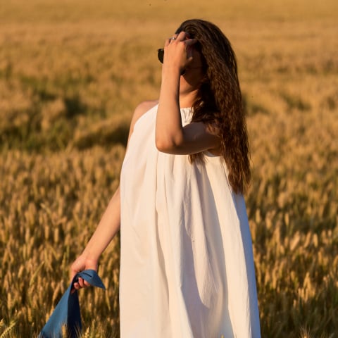 Rochie albă vaporoasă din bumbac, cu șnururi reglabile pentru un fit versatil și feminin [8]