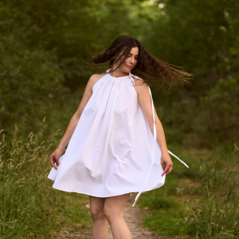 Rochie albă vaporoasă din bumbac, cu șnururi reglabile pentru un fit versatil și feminin [1]