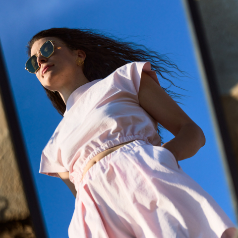 Outfit complet - Set roz pastel format din top cu elastic in talie si fundita la spate si pantaloni scurti cu buzunare