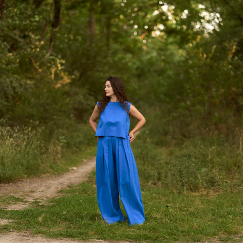 Set albastru din bumbac – top cu fundițe și pantaloni cu pliuri [7]