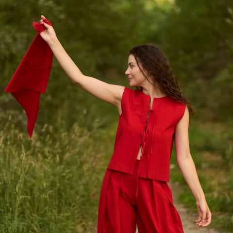 Set roșu din bumbac cu top cu fundițe și pantaloni cu betelie [2]