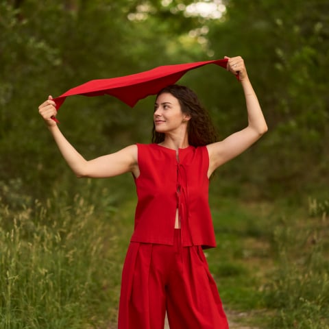 Set roșu din bumbac cu top cu fundițe și pantaloni cu betelie [4]