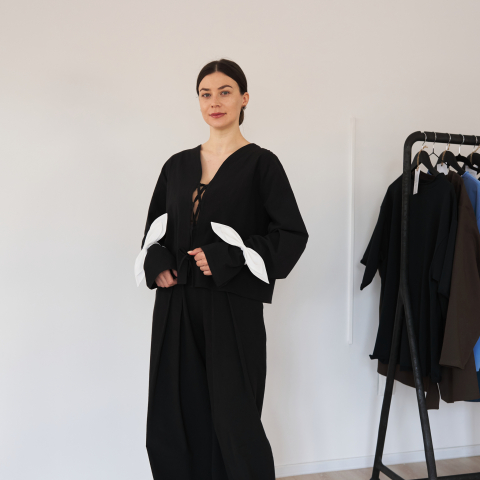 Set din bumbac – Pantaloni largi cu talie elastică și buzunare + Bluză cu șnur reglabil și mâneci alungite [8]