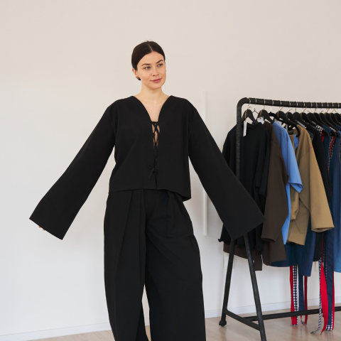 Set din bumbac – Pantaloni largi cu talie elastică și buzunare + Bluză cu șnur reglabil și mâneci alungite [5]