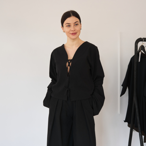 Set din bumbac – Pantaloni largi cu talie elastică și buzunare + Bluză cu șnur reglabil și mâneci alungite [6]